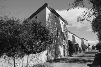 photographie “Le Jour ni l’Heure 2605 : La Vie comme au Plan des Aires, Vézénobres, Gard, Occitanie, dimanche 22 octobre 2017, 15:02:35” par Renaud Camus — www.renaud-camus.net — Vézénobres, Vesenobres, Vézenobres, Plan des Aires, maison, house, Jérôme Vallet, Gard, Languedoc-Roussillon, Occitanie, 22 octobre 2017