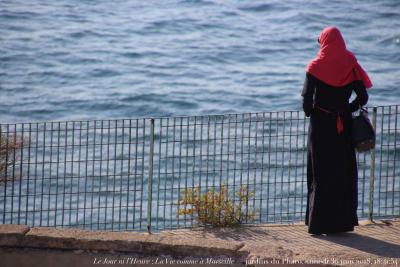 photographie “Le Jour ni l’Heure 4847 : La Vie comme à Marseille — jardins du palais du Pharo, samedi 30 juin 2018, 18:41:54” par Renaud Camus — www.renaud-camus.net — Marseille, Pharo, palais du Pharo, femme, jeune femme, femme voilée, musulmane, islam, islamisme, voile, Bouches-du-Rhône, Provence, PACA, 30 juin 2018