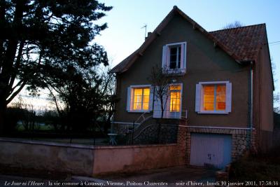 photographie “Le Jour ni l\'Heure 6988 : la vie comme à Coussay, près de Mirebeau, Vienne, Poitou-Charentes, soir d\'hiver, lundi 10 janvier 2011, 17:58:34” par Renaud Camus — www.renaud-camus.net — maison, house, lumière, evening, 1950, 1960, Poitou, winter