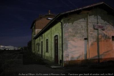 photographie “Le Jour ni l’Heure 2635 : La Vie comme à Fleurance, Gers — l’ancienne gare, lundi 26 octobre 2015, 22:36:03” par Renaud Camus — www.renaud-camus.net — Fleurance, Gers, gare, gare de Fleurance, L'Ancienne Gare de Fleurance, nuit, nocturne, 26 octobre 2015