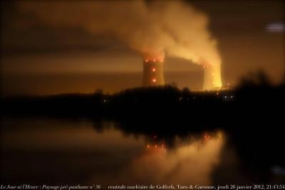 photographie “Le Jour ni l\'Heure 5215 : Paysage pré-posthume n° 36 — Centrale nucléaire de Golfech, vue prise du pont sur la Garonne à Valence-d’Agen, Tarn-&-Garonne, jeudi 26 janvier 2012, 21:43:54” par Renaud Camus — www.renaud-camus.net — landscape, Garonne, nuclear, nuit, night