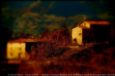 photographie “Le Jour ni l\'Heure 1692 : Paysages pré-posthumes — Voyage en Italie — Maisons à Grizzana Morandi, village de vacances de Giorgio Morandi, 1895-1964, province de Bologne, Émilie-Romagne, mardi 20 décembre 2011, 12:14:20” par Renaud Camus — www.renaud-camus.net — paysage, landscape, Giorgio Morandi, maisons, case