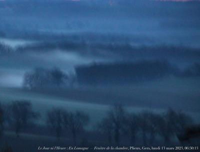 photographie “Le Jour ni l’Heure 4449 : En Lomagne — Fenêtre de la chambre, Plieux, Gers, lundi 13 mars 2023, 06:50:13” par Renaud Camus — www.renaud-camus.net — Lomagne, En Lomagne, Gers, Gascogne, Plieux, Fenêtre de la chambre, aube, matin, brouillard