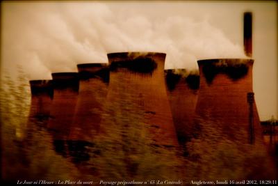 photographie “Le Jour ni l’Heure 1058 : La Place du mort — Paysage pré-posthume n° 65 (La Centrale) — autoroute A1 (Yorkshire ?), Angleterre, Royaume-Uni, lundi 16 avril 2012, 18:19:11” par Renaud Camus — www.renaud-camus.net — station atomique, atomic, autoroute, highway, Yorkshire, England