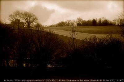 photographie “Le Jour ni l’Heure 6963 : Paysage pré-posthume n°45 (“Le Silo”) — Lafont, commune de Lectoure, Gers, Gascogne, dimanche 19 février 2012, 15:49:47” par Renaud Camus — www.renaud-camus.net — landscape, paesaggio, ferme, farm, countryside, Plieux, Gascony