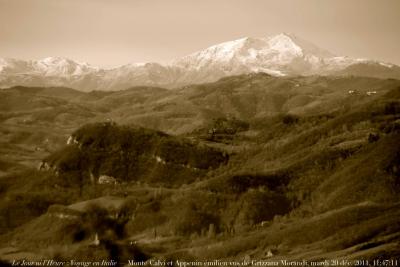 photographie “Le Jour ni l\'Heure 1657 : Voyage en Italie — mont Calvi et paysage de l\'Appenin émilien, vue prise de Grizzana Morandi, séjour d\'été de Giorgio Morandi dans la province de Bologne, Émilie-Romagne, mardi 20 décembre 2011, 11:47:11” par Renaud Camus — www.renaud-camus.net — Appenino, Emilia-Romagna, Giorgio Morandi