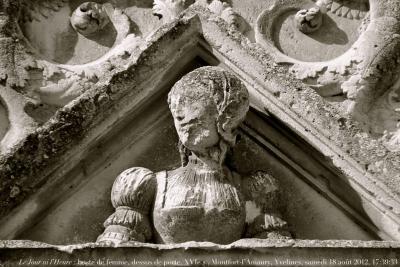photographie “Le Jour ni l’Heure 8771 : buste de femme, dessus de porte, XVIe s., Montfort-l’Amaury, Yvelines, Île-de-France, samedi 18 août 2012, 17:39:33” par Renaud Camus — www.renaud-camus.net — sculpture, architecture, Renaissance