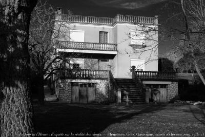 photographie “Le Jour ni l’Heure 5286 : Enquête sur la réalité des choses — Fleurance, Gers, Gascogne, mardi 26 février 2019, 17:31:13” par Renaud Camus — www.renaud-camus.net — Enquête sur la réalité des choses, Fleurance, Gers, Gascogne, maison, villa, house, 26 février 2019