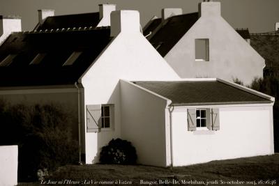 photographie “Le Jour ni l’Heure 5318 : La Vie comme à Vazen — Bangor, Belle-Île, Morbihan, Bretagne, jeudi 30 octobre 2014, 16:26:46” par Renaud Camus — www.renaud-camus.net — Vazen, Bangor, maisons, architecture, trou de Vazen, Morbihan, Bretagne, Britanny