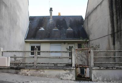 photographie “Le Jour ni l’Heure 0139 : La Vie comme à La Souterraine (Creuse), lundi 5 décembre 2016, 16:43:54” par Renaud Camus — www.renaud-camus.net — La Souterraine, La Vie comme à la Souterraine, maison, house, Creuse, Limousin, Nouvelle-Aquitaine, 5 décembre 2016