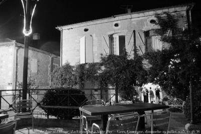 photographie “Le Jour ni l’Heure 8174 : La Vie comme à Saint-Puy — jolie maison XVIIIe curieusement épargnée par les “rénovations”,  Gers, Gascogne, dimanche 19 juillet 2015, 22:46:36” par Renaud Camus — www.renaud-camus.net — Saint-Puy, Gers, café, place de la Halle, Gascogne, architecture, XVIIIe siècle, XVIII, façade, fenestrage, huisserie, conservation, 19 juillet 2015, patrimoine, Midi-Pyrénées
