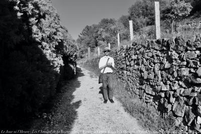 photographie “Le Jour ni l‘Heure 6406 : Les Chemins de la haute ville — Pierre à Céret dans le Vallespir, Pyrénées-Orientales, samedi 11 mai 2024, 18:32:20” par Renaud Camus — www.renaud-camus.net — Céret, Les Chemins de la haute terre, Krémègne, Pinchus Krémègne, Vallespir, Pyrénées-Orientales, Pierre, Mercure, messager, go-between, renaud Camus