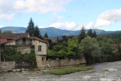 photographie “Le Jour ni l’Heure 1439 : La Vie comme à Seix, Ariège — mardi 20 août 2019, 18:35:56” par Renaud Camus — www.renaud-camus.net — Seix, La Vie comme à Seix, Ariège, Occitanie, Belloto, maison, balcon, paysafe, paysage, 20 août 2019