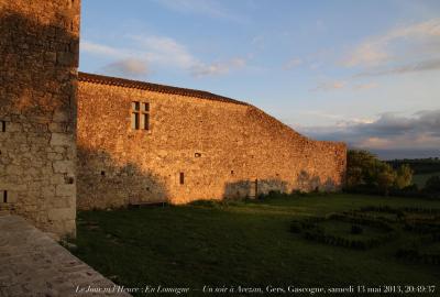 photographie “Le Jour ni l’Heure 6311 : En Lomagne — Un soir à Avezan, Gers, Gascogne, samedi 13 mai 2013, 20:49:37” par Renaud Camus — www.renaud-camus.net — Avezan, château d'Avezan, Gers, Gascogne, Lomagne, En Lomagne, château, crépuscule