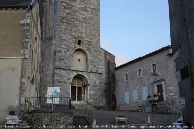photographie “« Arrêtez le massacre ! » : affreux placard devant la cathédrale de Saint-Bertrand-de-Comminges, Haute-Garonne, Occitanie mardi 10 août 2021, 20:11:19” par Renaud Camus — www.renaud-camus.net — vandalisme, « Arrêtez le massacre ! », massacre, signalisation, désignalisation, Saint-Bertrand-de-Comminges, panneau, pannonceau, Au pays des Vandales, 10 août 2021
