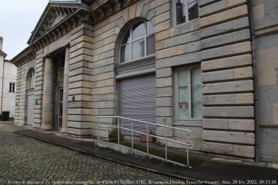 photographie “« Arrêtez le massacre ! » : ancienne orangerie de l\'hôtel Chifflet, 1787, Besançon, Doubs, Franche-Comté, dimanche 20 février 2022, 10:33:18” par Renaud Camus — www.renaud-camus.net — Arrêtez le massacre, ancienne orangerie, hôtel Chifflet, 1787, Besançon, Doubs, Franche-Comté, dimanche 20 février 2022, 10:33:1, rampe, accès PMR, béton, massacre, moche