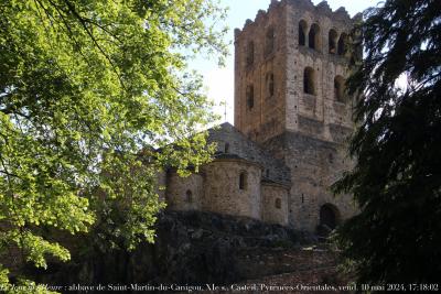 photographie “Le Jour ni l’Heure 5946 : abbaye de Saint-Martin-du-Canigou, XIe s., Casteil, Pyrénées-Orientales, vendredi 10 mai 2024, 17:18:02” par Renaud Camus — www.renaud-camus.net — Saint-Martin-du-Canigou, abbaye, abbaye de Saint-Martin-du-Canigou, Canigou, roman, romane, abbaye romane, romanesque, Carsalade du Pont, Bernard de Chabannes, clocher, abside, Casteil, Pyrénées-Orientales, Conflent