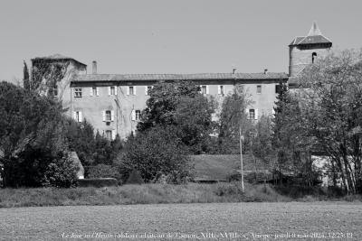 photographie “Le Jour ni l’Heure 5855 : abbaye-château de Camon, XIIIe-XVIIIe s., Ariège, jeudi 9 mai 2024, 12:25:49” par Renaud Camus — www.renaud-camus.net — Camon, château, abbaye, château de Camon, chambres d’hôtes, Ariège