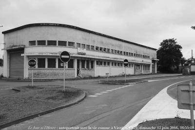 photographie “Le Jour ni l’Heure 9172 : autoportrait avec la vie comme à Vierzon, Cher, dimanche 12 juin 2016, 16:55:18” par Renaud Camus — www.renaud-camus.net — autoportrait, selfportrait, autoritratto, Vierzon, Cher, sous-préfecture, années, cinquante, années cinquante, années 50, garage, usisne, architecture industrielle, Renaud
