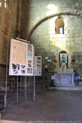 photographie “« Arrêtez le massacre ! » 9291 : affreux praticables qui sont la première chose qu’on voit quand on entre dans la superbe église de Thines, XIIe s., Ardèche, Vivarais, dimanche 27 novembre 2016, 14:03:33” par Renaud Camus — www.renaud-camus.net — Thines, église de Thines, Notre-Dame de Thines, vandalisme, vandalism, «, Arrêtez, le, massacre, », « Arrêtez le massacre », signalisation, désignalisation, praticable, Ardèche, Auvergne-Rhône-Alpes, Vivarais, panneaux didactiques, 27 novembre 2017