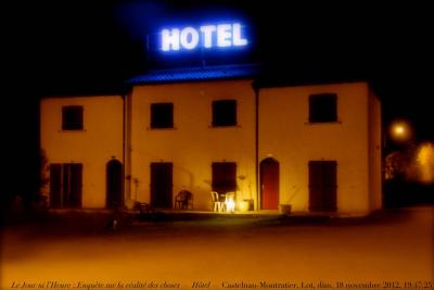 photographie “Le Jour ni l’Heure 6213 : Enquête sur la réalité des choses — Hôtel — Castelnau-Montratier, Lot, Quercy, Midi-Pyrénées, dimanche 18 novembre 2012, 19:47:25” par Renaud Camus — www.renaud-camus.net — hotel, nuit, night