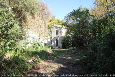 photographie “« Arrêtez le massacre ! » — Tuilerie de Massane, “la Deltheilerie”, maison de Joseph Delteil, 1894-1978, à Grabels, Hérault, livrée à l’abandon pour péché idéologique, lundi 10 octobre 2016, 11:40:45” par Renaud Camus — www.renaud-camus.net — Deltheillerie, La Deltheillerie, Tuilerie de Massane, Grabels, Montpellier, abandon, vandalisme, vandalisme idéologique, ruine, vengeance, 10 octobre 2016, Hérault, Occitanie, Languedoc-Roussillon