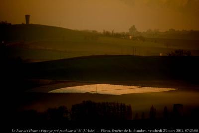 photographie “Le Jour ni l’Heure 8732 : En Lomagne — Paysage pré-posthume n° 51 (L’Aube) — Fenêtre de la chambre, vue au nord, Plieux, Gers, Gascogne, vendredi 22 mars 2012, 07:23:08” par Renaud Camus — www.renaud-camus.net — landscape, dawn, aurore, champs, fields, countryside, Miradoux, silo, château d'eau