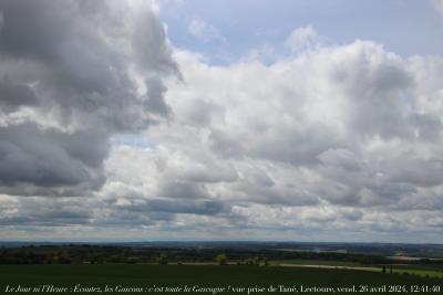 photographie “Le Jour ni l’Heure 5364 : Écoutez, les Gascons ! C’est toute la Gascogne ! — vue prise de Tané, Lectoure, Gers, vendredi 26 avril 2024,  12:41:40” par Renaud Camus — www.renaud-camus.net — vue, panorama, ciel, Tané, Lectoure, Gers, Gascogne, “Écoutez, les, Gascons, :, c’est, toute, la, Gascogne”, Rostand, Edmond Rostand, Cyrano de Bergerac, Ruysdael, 24 avril 2024