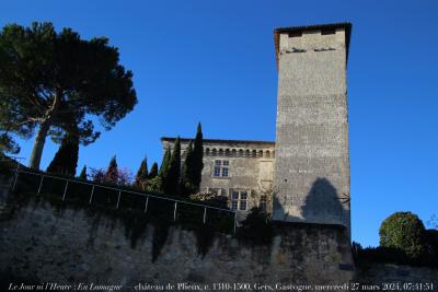 photographie “Le Jour ni l’Heure 3767 : En Lomagne — château de Plieux, c. 1310-1500, Gers, Gascogne, mercredi 27 mars 2024, 07:41:51” par Renaud Camus — www.renaud-camus.net — Plieux, château, château de Plieux, Gers, Lomagne, En Lomagne, Gascogne, châteaux du Gers, Moyen Âge, forteresse, château fort