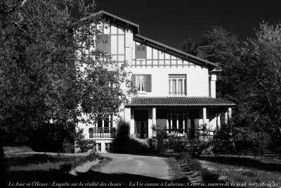 photographie “Le Jour ni l’Heure 4603 : Enquête sur la réalité des choses — La Vie comme à Lubersac, Corrèze, Limousin, Nouvelle-Aquitaine, mercredi 12 avril 2017, 18:19:30” par Renaud Camus — www.renaud-camus.net — Lubersac, Corrèze, maison, Limousin, Nouvelle-Aquitaine, style basque, Enquête sur la réalité des choses, réalité, la réalité des choses, 12 avril 2017