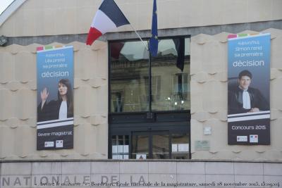 photographie “« Arrêtez le massacre ! » : Bordeaux,  École nationale de la Magistrature, entrée principale, samedi 28 novembre 2015, 15:09:04” par Renaud Camus — www.renaud-camus.net — Bordeaux, École de la Magistrature, École nationale de la Magistrature, infantilisation, La Civilisation des prénoms, 28 novembre 2015