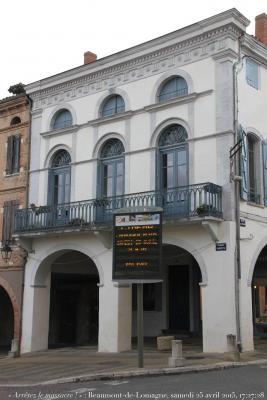photographie “« Arrêtez le massacre ! » 4585 : belle maison néoclassique, c. 1840 ?, bien restaurée, gâchée par un panneau d‘information — Beaumont-de-Lomagne, Tarn-et-Garonne, samedi 25 avril 2015, 17:27:28” par Renaud Camus — www.renaud-camus.net — vandalisme, vandalism, néoclassicisme, neoclassicism, Louis-Philippe, Restauration, « Arrêtez le massacre ! », Beaumont-de-Lomagne, Tarn-et-Garonne, Midi-Pyrénées, signalétique, signalisation, 25 mars 2015