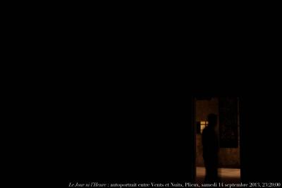 photographie “Le Jour ni l’Heure 9336 :  autoportrait entre Vents & Nuits, Plieux, samedi 14 septembre 2013, 23:29:00” par Renaud Camus — www.renaud-camus.net — selfportrait, autoritratto, nuit, night, Salle des nuits, salle des Vents