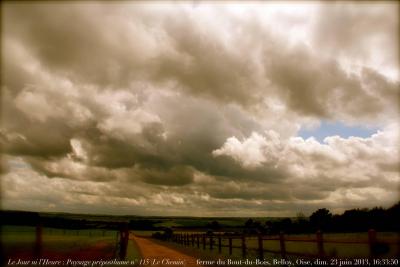 photographie “Le Jour ni l’Heure 6279 : Paysage préposthume n° 115 (“Le Chemin”), ferme du Bout-du-Bois, Belloy, Oise, Picardie, dimanche 19 juin 2013, 16:33:50” par Renaud Camus — www.renaud-camus.net