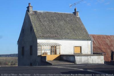 photographie “Le Jour ni l’Heure : Sur l\'Artense — La Vie comme à Sainte-Genès-Champespe, Puy-de-Dôme, Auvergne, samedi 30 mars 2019, 18:22:08” par Renaud Camus — www.renaud-camus.net — Saint-Genès-Champespe, Saint-Genès, Champespe, Artense, Sur l’Artense, maison, crépuscule, Puy-de-Dôme, Auvergne, jaune, 30 mars 2019