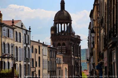 photographie “Le Jour ni l\'Heure : La Vie comme à Riom, Puy-de-Dôme, Auvergne, samedi 7 mai 2022, 14:56:54” par Renaud Camus — www.renaud-camus.net — Le Jour ni l'Heure, La Vie comme à Riom, Puy-de-Dôme, Auvergne, samedi 7 mai 2022, 14:56:54, rue, clocher, basalte