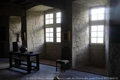 photographie “Le Jour ni l’Heure 5205 : Intérieur à Plieux — salle des Pierres, dét., jeudi 13 avril 2023, 18:03:52” par Renaud Camus — www.renaud-camus.net — Plieux, Intérieur à Plieux, salle des Pierres, La Table