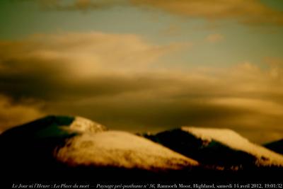 photographie “Le Jour ni l’Heure 0543 : La Place du mort — Paysage pré-posthume n° 56, Rannoch Moor, Perthshire, Highland, Écosse, samedi 14 avril 2012, 19:01:32” par Renaud Camus — www.renaud-camus.net — paysage, landscape, Higlands, Kinloch Rannoch, Rannoch Moor, Rannoch Station, Écosse