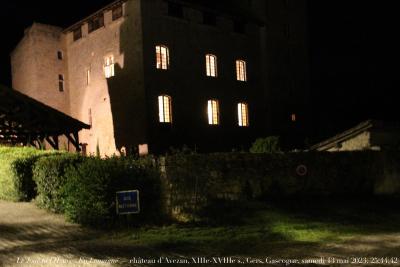 photographie “Le Jour ni l’Heure 6400 : En Lomagne — château d’Avezan, XIIIe-XVIIIe s., Gers, Gascogne, samedi 13 mai 2023, 25:44:42” par Renaud Camus — www.renaud-camus.net — Avezan, château, nocturne, Lomagne, En Lomagne, Gers, Gascogne, 13 mai 2023