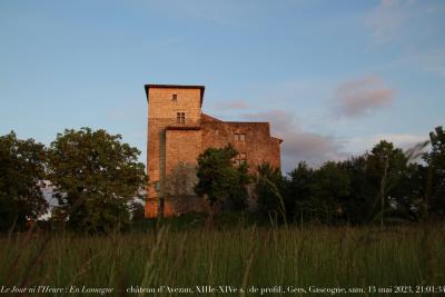 photographie “Le Jour ni l’Heure 6316 : En Lomagne — château d’Avezan, XIIIe-XIVe s. (de profil), Gers, Gascogne, samedi 13 mai 2023, 21:01:34” par Renaud Camus — www.renaud-camus.net — Avezan, château d'Avezan, Gers, Gascogne, châteaux du Gers