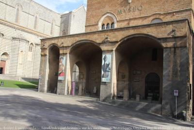 photographie “« Arrêtez le massacre ! » 1198 — banderoles publicitaires gâchant un monument historique, Orvieto, palais des Papes, mardi 23 février 2016, 11:44:39” par Renaud Camus — www.renaud-camus.net — Orvieto, Ombrie, Umbria, palazzo dei Papi, Soliano, palazzo Soliano, museo, musée, banderoles, publicité, « Arrêtez le massacre ! », Stop landscape management disaster !, Italie, Italia, 23 février 2016, musei Emilio Greco, Emilio Greco, museo Emilio Greco