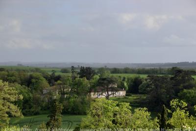 photographie “Le Jour ni l’Heure 4893 : Fenêtre de la bibliothèque — le manoir d’Enduré, XVIIIe-XIXe s., Plieux, Gers, Gascogne, mardi 16 avril 2024, 18:16:11” par Renaud Camus — www.renaud-camus.net — Enduré, manoir d’Enduré, manoir, Plieux, Gers, Gascogne, Lomagne, En Lomagne, fenêtre de la bibliothèque