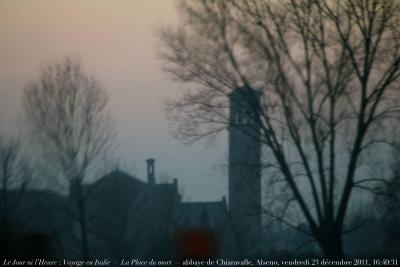 photographie “Le Jour ni l\'Heure 2480 : Voyage en Italie — La Place du mort (autoroute A1) — Abbaye de Chiaravalle della Colomba, Alseno, province de Plaisance, Émilie-Romagne, vendredi 23 décembre 2011, 16:40:31” par Renaud Camus — www.renaud-camus.net — Viaggio in Italia, autostrada, machina, abbadia, Piacenza, Italia, Emilia-Romagna, Il posto del morto