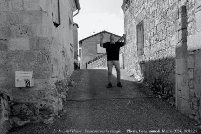 photographie “Le Jour ni l’Heure 7122 : François sur la rampe — Plieux, Gers, samedi 18 mai 2024, 18:04:24” par Renaud Camus — www.renaud-camus.net — François, François sur la rampe, rampe, Plieux, Gers, homme