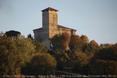 photographie “Le Jour ni l’Heure 0183 : En Lomagne — château de Plieux, c. 1310, Gers, Gascogne, dimanche 13 novembre 2022, 16:53:21” par Renaud Camus — www.renaud-camus.net — Plieux, château de Plieux, Gers, Lomagne, Gascogne, château gascon
