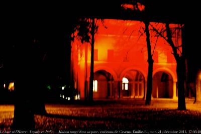 photographie “Le Jour ni l\'Heure 1966 : Voyage en Italie — Maison rouge dans un parc nocturne — environs de Cesena, province de Forli-Cesena, Émilie-Romagne, mercredi 21 décembre 2011, 17:46:48” par Renaud Camus — www.renaud-camus.net — Viaggio in Italia, Casa Rossa, nuit, notte, Emilia-Romagna, Italia