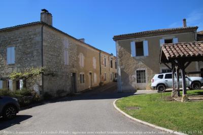 photographie “« Arrêtez le massacre ! » 5131 : La Grande Pelade (avec ou sans) — maisons ayant conservé leur enduit traditionnel et maisons où il a été arraché , samedi 8 avril 2023, 16:17:18” par Renaud Camus — www.renaud-camus.net — « Arrêtez le massacre ! », La Grande Pelade, enduit, crépi, arrachage, arrachement, Gers, Gascogne