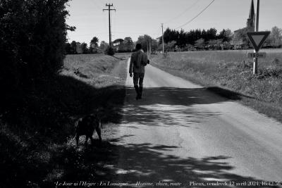 photographie “Le Jour ni l’Heure 4794 : En Lomagne — Homme, chien, route — Plieux, vendredi 12 avril 2024, 16:42:56” par Renaud Camus — www.renaud-camus.net — Homme, chien, route, Homme chien route, Plieux, Pierre, Baloo, Stop, Lomagne, En Lomagne