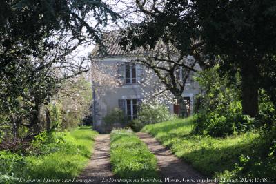 photographie “Le Journi l’Heure 3644 : En Lomagne — Le Printemps au Bourdieu, Plieux, Gers, Gascogne, vendredi 22 mars 2024, 15:48:11” par Renaud Camus — www.renaud-camus.net — Bourdieu, Le Bourdieu, Plieux, Gers, Gascogne, maison, Lomagne, En Lomagne, lieu-dit