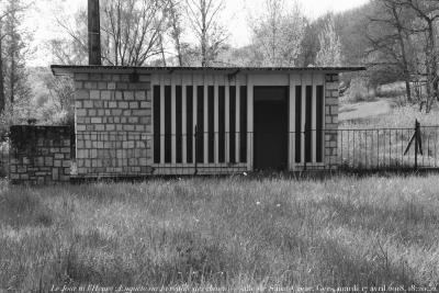 photographie “Le Jour ni l’Heure 1865 : Enquête sur la réalité des choses — salle de Saint-Créac, Gers, Gascogne, mardi 17 avril 2018, 18:20:52” par Renaud Camus — www.renaud-camus.net — Enquête sur la réalité des choses, centrale électrique, Saint-Créac, salle de Saint-Créac, Gers, Gascogne, architecture industrielle, architecture, 17 avril 2018